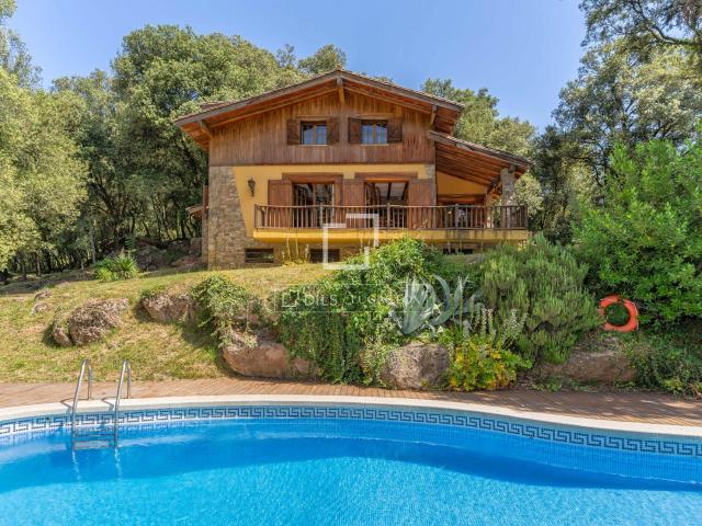 En la Vall de Bianya, donde los robledales y los prados dibu. 454m² Palol de revardit