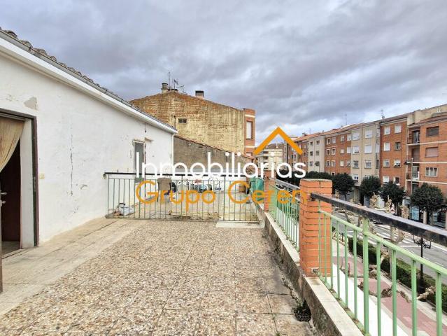 En la zona más vibrante de la ciudad, frente al Parador Fray Bernardo de Fresneda y junto a todos los servicios que pueda necesitar