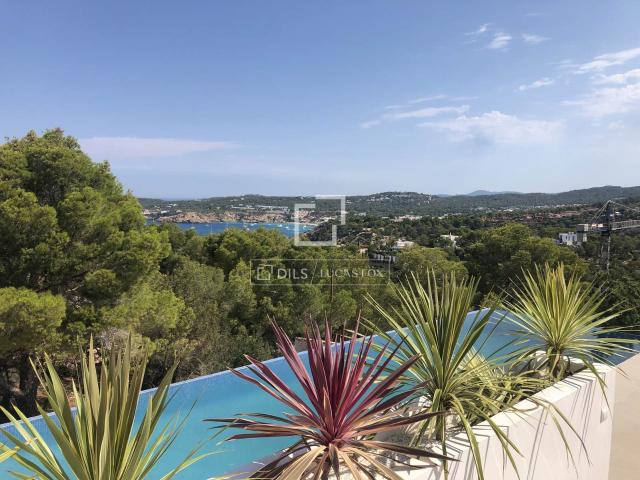 En la costa de Cala Moli, encontramos esta villa completamen. 1278m² Sant Josep de sa Talaia