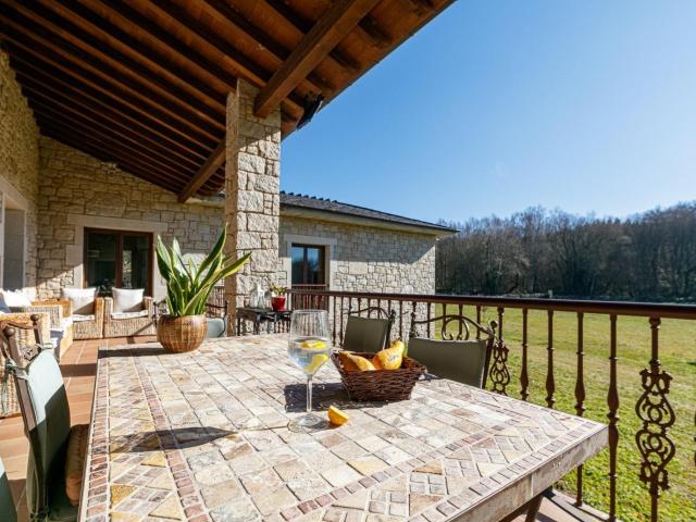 En la provincia de Lugo, en pleno corazón de Friol, nos enco. 420m² Santa Eulalia Friol