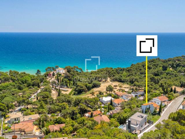 Dils Lucas Fox presenta esta elegante villa mediterránea en. 250m² Blanes