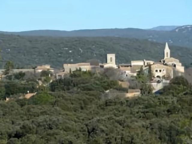 En location à Argelliers: maison de village avec 3 pièces