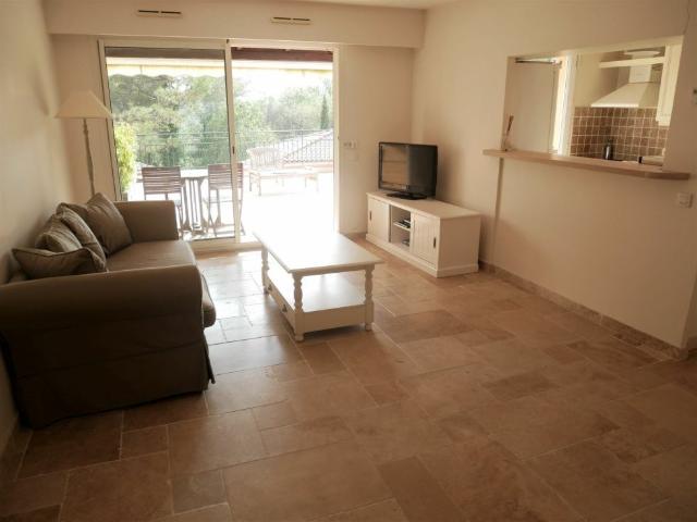 En location pour petite famille à Valbonne: duplex avec terrasse