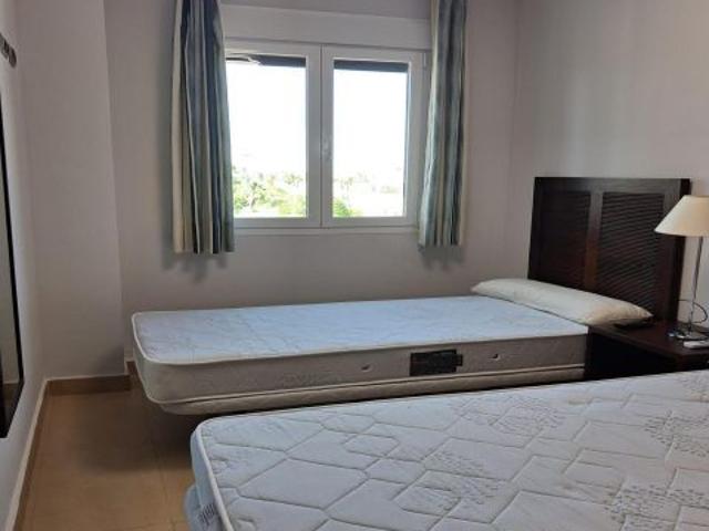 EN LOS ALCÁZARES URB.SERENA GOLF. SE ALQUILA, DOS HABITACIONES, DOS ASEOS Y PISCINA COMUNITARIA