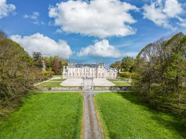 En Normandie, à 15 km de Bayeux, un château du 18e s. Insc. 1100m² Bayeux