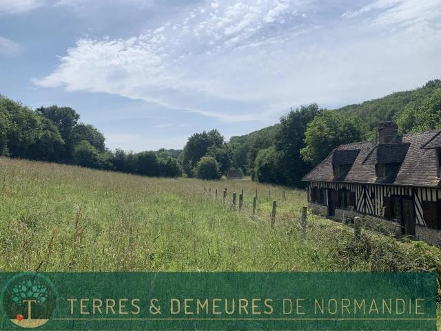 En NORMANDIE, entre LISIEUX et ORBEC, maison de caractère en col