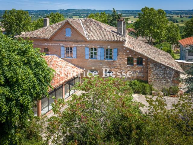 En pays de Serres, un ancien relais de St Jacques de Compost. 488m² Valence d'Agen