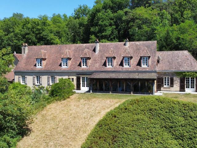 En Périgord Noir, dans la vallée de la Vézère, sur plus de 6. 330m² Montignac Lascaux