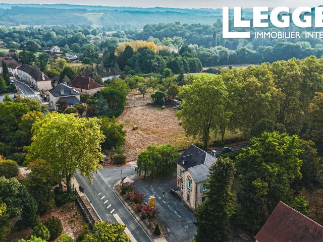 En Périgord Noir, découvrez cette maison de village au fort potentiel disposé sur 3 étages