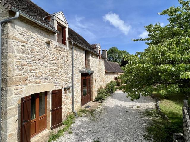 En Périgord Noir entre Montignac Lascaux et Hautefort: ensem. 232m² Thenon