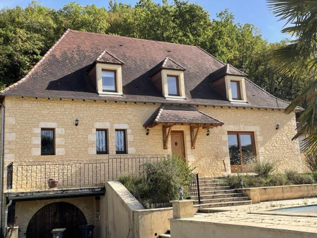 En Périgord Noir, grande maison périgourdine récente d'envir. 260m² Montignac Lascaux