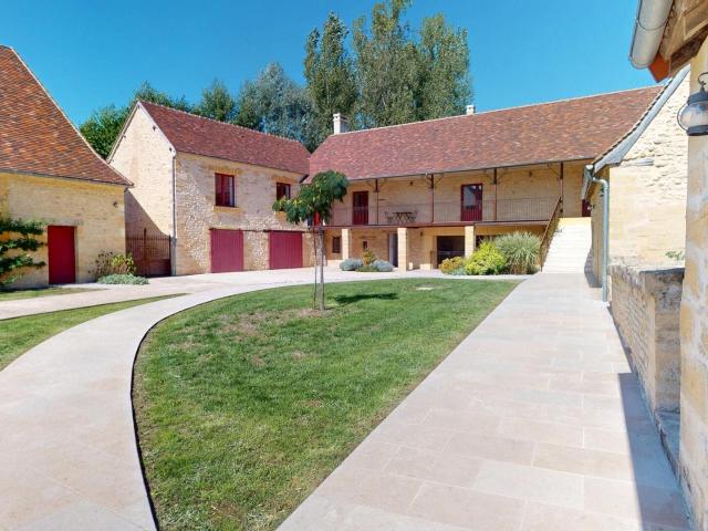 En Périgord Noir, sur 7 ha, domaine composé d'un ancien moul. 600m² Rouffignac Saint Cernin de Reilhac