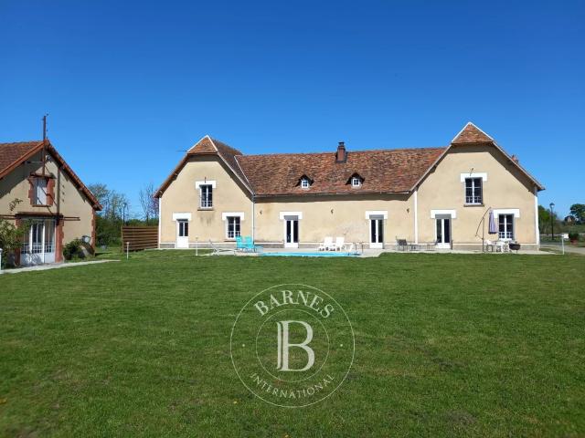 En Poitou 10 min de Montmorillon Propriété XIXe sur 20 h. 308m² Montmorillon