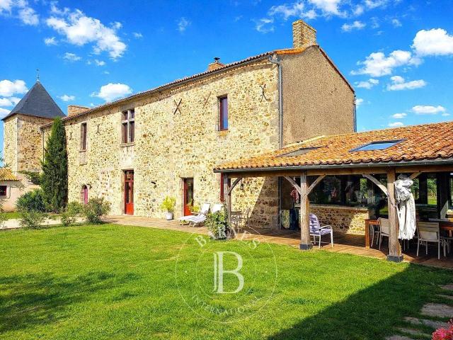 En Poitou Logis XVIe rénové et ses gîtes Terrain de 2,5. 850m² Thouars