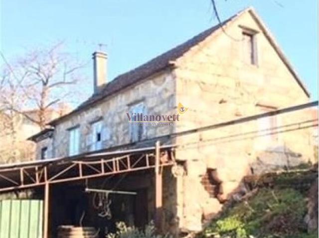 EN PORRIÑO VENTA CONJUNTA DE 2 CASAS PIEDRA, 2 GALPONES Y FINCA 5933 M2