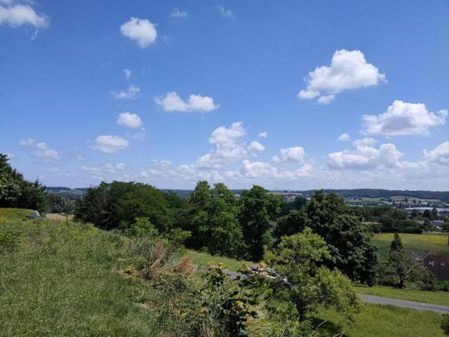 En position dominante avec une vue panoramique et imprenable, une grande maison de 400 m² à finir de rénover avec piscine couverte, sur un terrain entièrement clos de 2 Hectares !
