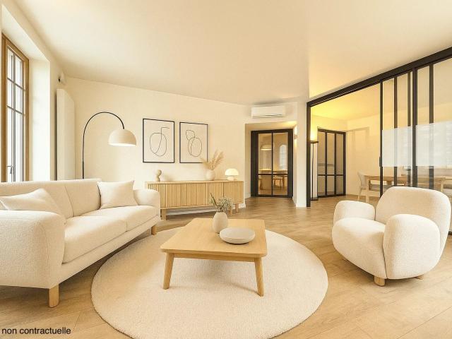 En plein cœur du centre ville d’Annecy, cette résidence de c. 180m² Annecy
