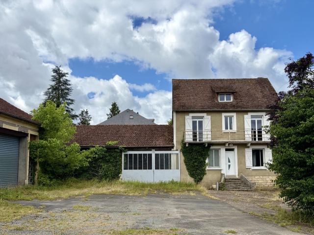 En plein centre de Montignac Lascaux, ensemble comprenant un. 130m² Montignac Lascaux