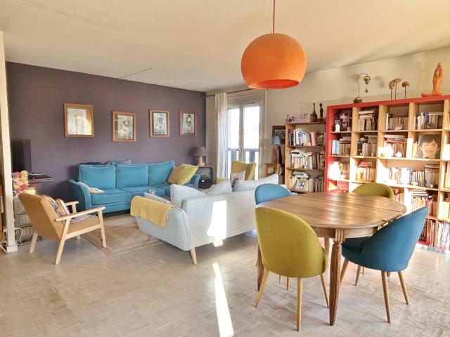 En plein coeur de CRAPONNE appartement de 103,60 m2 avec 3 chambres + cave et parking