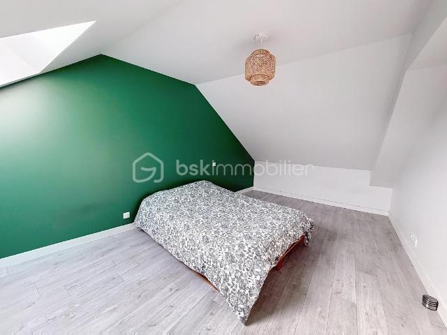 En plein coeur du Grand Fougeray, à seulement 10 minutes de Bain de Bretagne et 40 minutes de Rennes, découvrez cet appartement idéalement situé à proximité immédiate des commerces, écoles et services