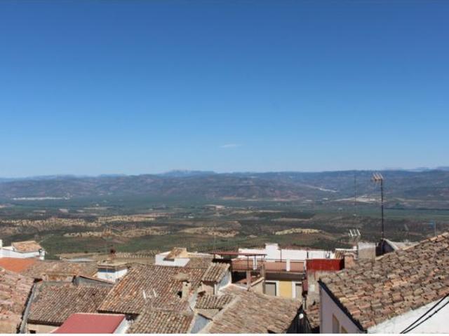 En plena sierra de Jaén, con todas las necesidades en su extraordinario pueblo
