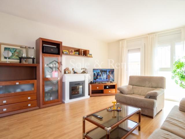 En pleno centro de Blanes se encuentra este piso amplio y bi. 131m² Blanes