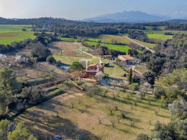 En pleno corazón del campo gerundense, en las suaves colinas. 724m² Orfes