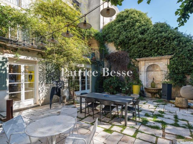 En Provence, dans la ville de Carpentras, une maison bourgeo. 354m² Carpentras