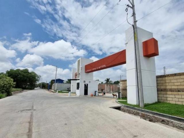 EN PRIVADA JUNTO AL AREA VERDE
