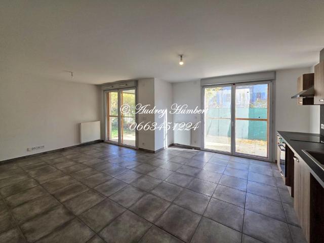 En RDC d'une résidence prisée, BEL APPARTEMENT T3 DE 67 M² avec jardin, place de parking, terrasse et possibilité de garage en sus