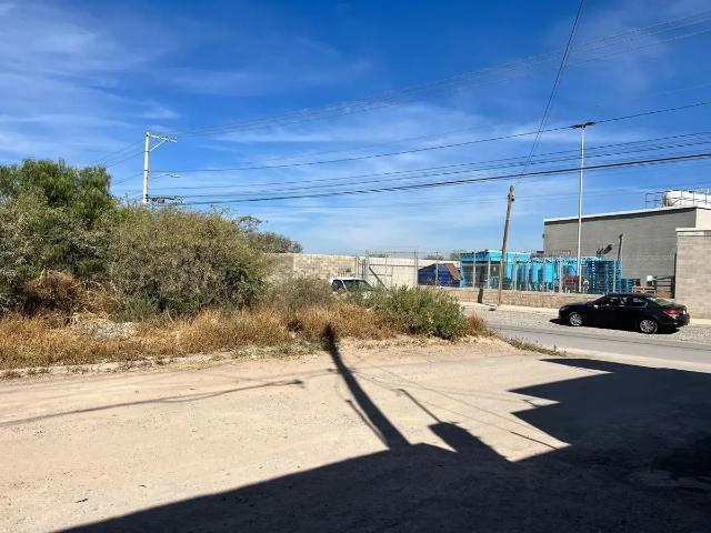 EN RENTA TERRENO CON SUPERFICIE DE 330m2. CON 3 FRENTES A TRAS DE WALL MART EXPRESS EN VILLA DE POZO