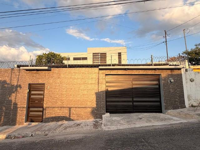EN RENTA CASA MODERNA CON ALBERCA