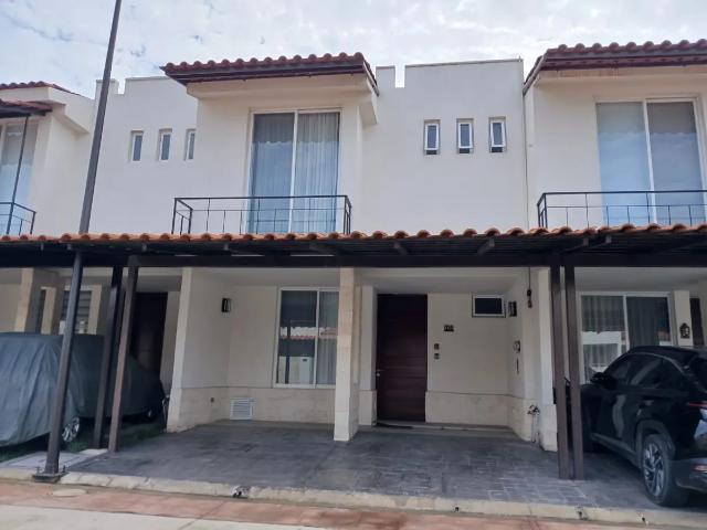 En renta casa amueblada 3 habitaciones y estudio, Coto Villas Paradiso en Las Juntas P.V
