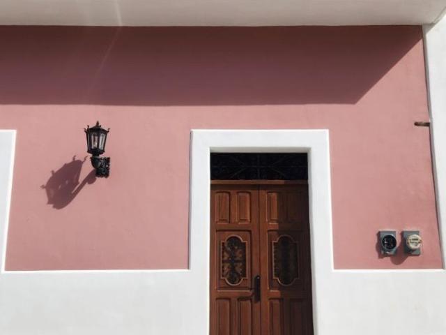 EN RENTA CASA COLONIAL REMODELADA Y EQUIPADA EN CENTRO HISTORICO, CAMPECHE