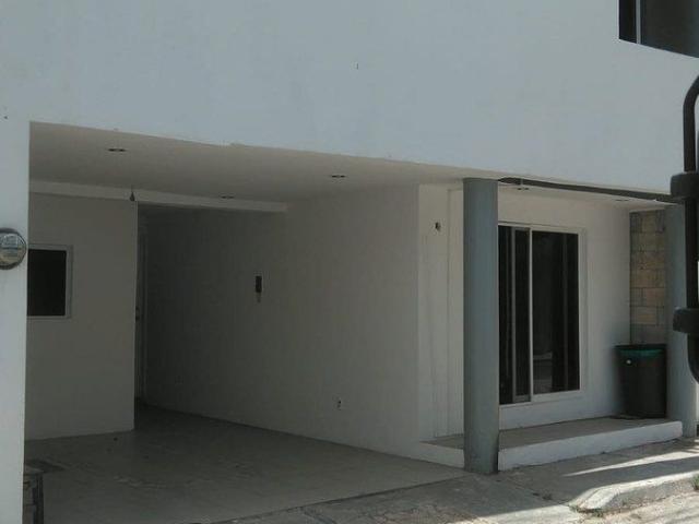 EN RENTA CASA CON 3 HABITACIONES