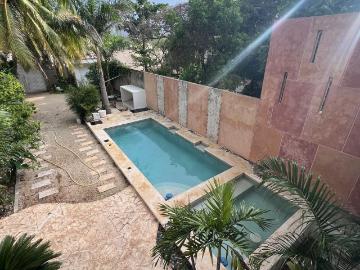 EN RENTA – CASA CON JARDÍN TROPICAL Y ALBERCA PRIVADA