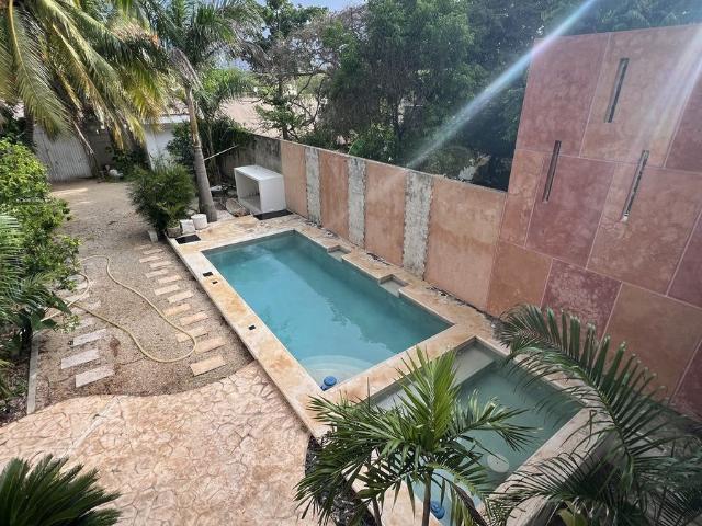 EN RENTA – CASA CON JARDÍN TROPICAL Y ALBERCA PRIVADA