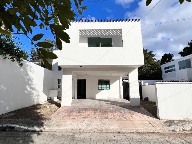EN RENTA CASA DE DOS PLANTAS EN PRIVADA SIN MUEBLES EN CAMPECHE