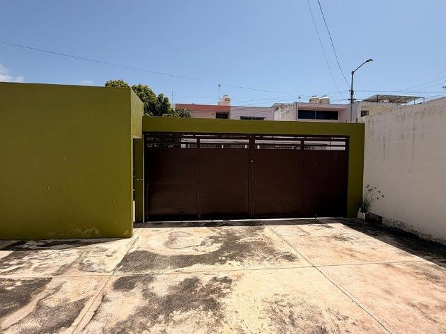 EN RENTA CASA DE DOS PLANTAS SIN MUEBLES EN LÁZARO CÁRDENAS