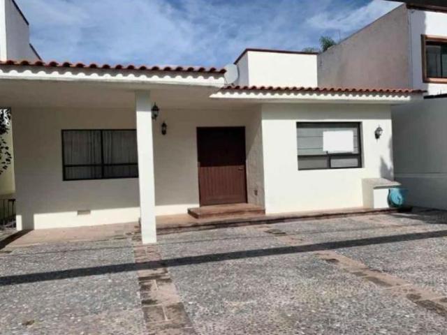 En Renta Casa en JURICA de UNA PLANTA, Hermosa, Terreno 400 m2, Cto Serv, Lujo !
