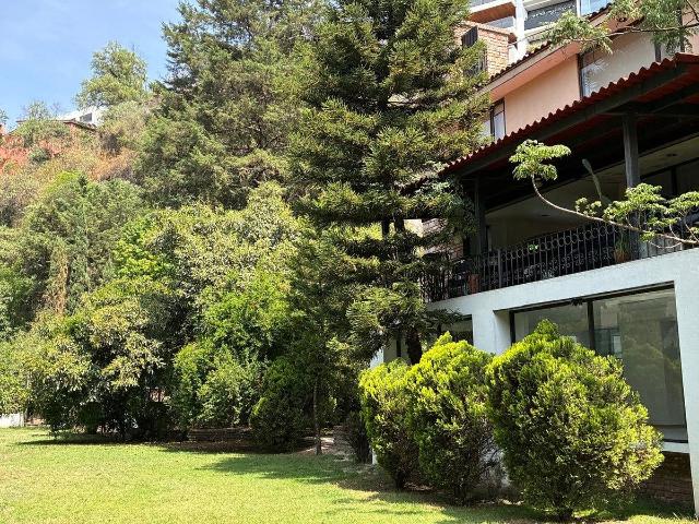 Espectacular casa en privada con alberca, jardín, cuarto de juegos y 4 estaciona