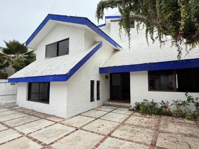 EN RENTA CASA EN SM 2A, AV UXMAL A PASOS DE PUERTO CANCÚN, EN PRIVADA