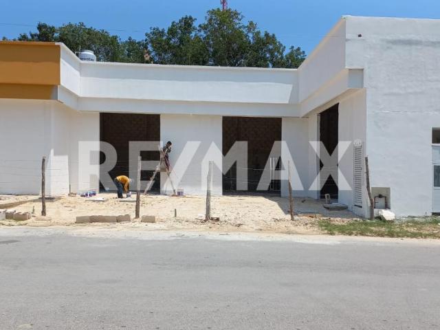 En renta Espacioso local comercial en zona estratégica y comercial de Tulum. Listo para entregar