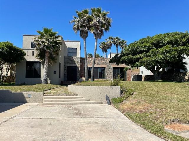 EN RENTA HERMOSA CASA CON ACCESO A PLAYA $2.500 USD