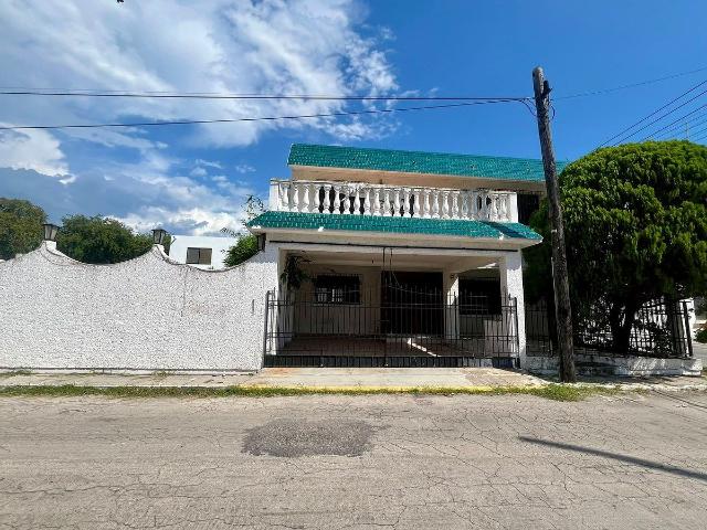 EN RENTA HERMOSA CASA CON ALBERCA EN BOSQUES DE CAMPECHE