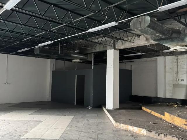 EN RENTA LOCAL COMERCIAL EN PLAZA ANTALYA GUADALUPE