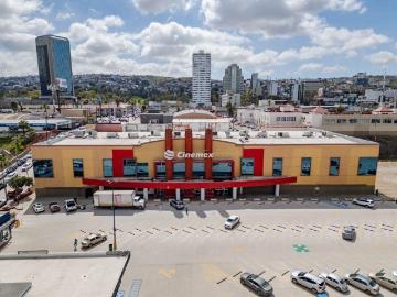 En renta local comercial ubicado en Plaza Minarete