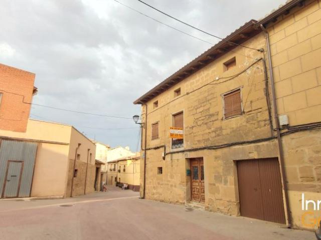 EN RODEZNO AMPLIA CASA DE PUEBLO DE PIEDRA DE SILLERÍA CON JARDÍN