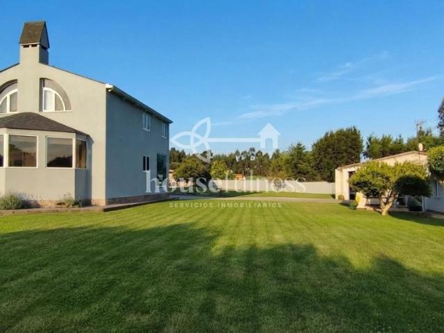En San Mateo, Narón, se encuentra esta singular vivienda de. 415m² Narón