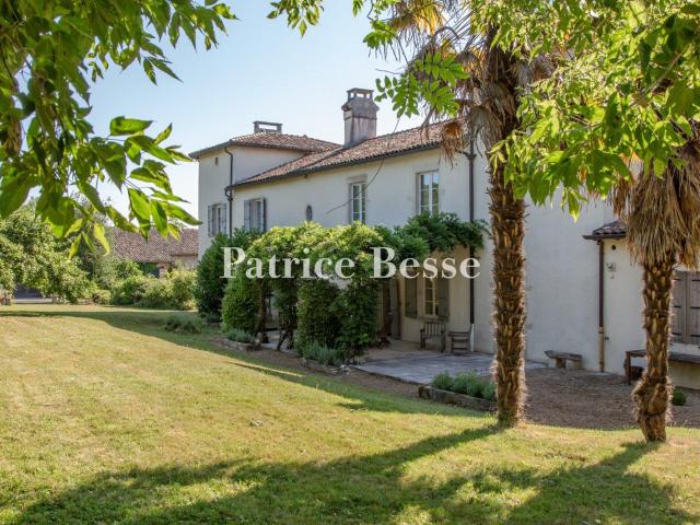 En Saône et Loire, au coeur d'un village et à 30 min d'une g. 330m² Tournus